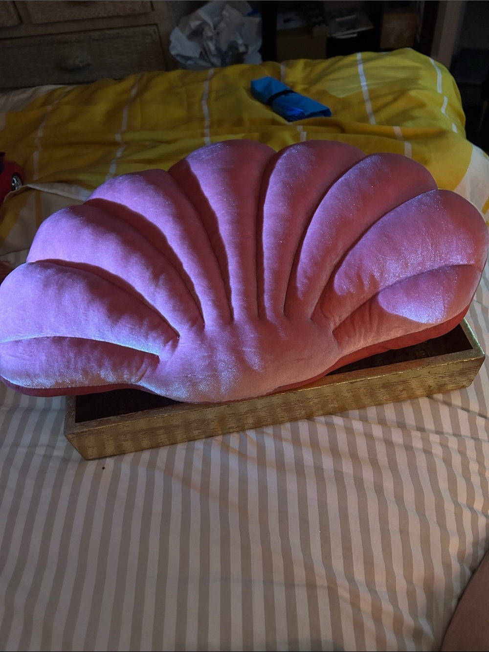 Velvet Shell Accent Throw Pillow in Pink